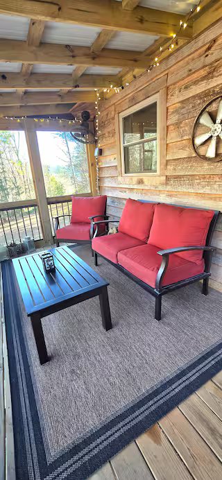 Cozy Cabin screened porch with red seating