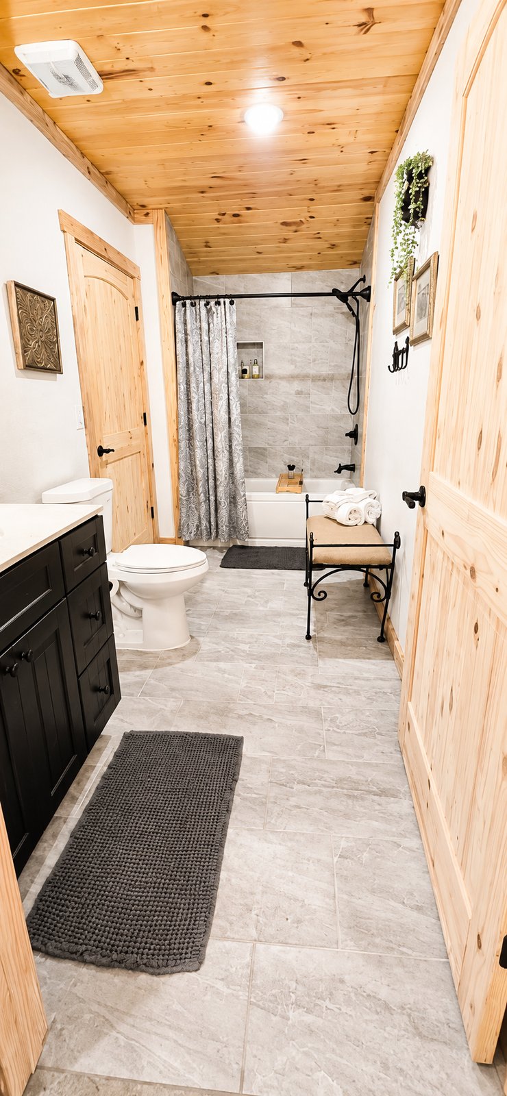 Villa Serena guest bathroom with tub and shower