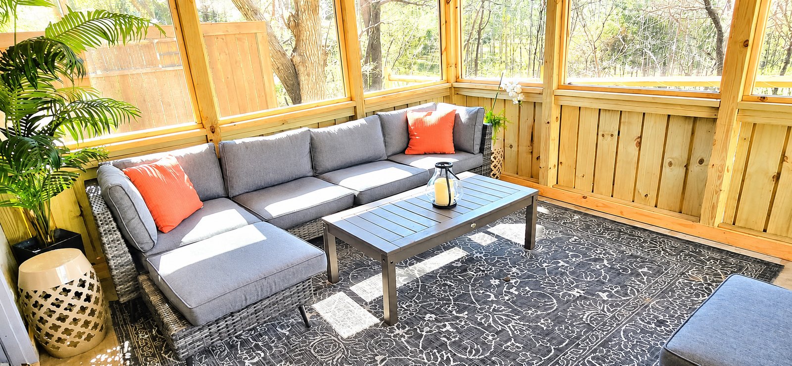 Villa Serena screened porch with sectional seating